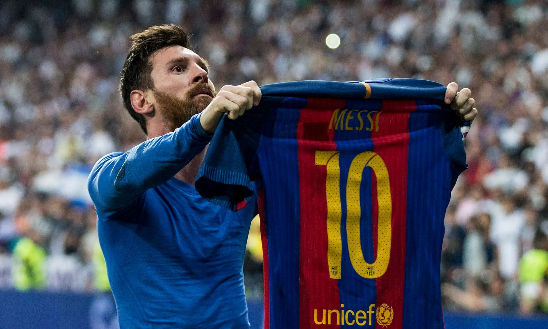 En la tienda oficial del club catalán todavía aparecen productos relacionados con Lionel Messi, quién hoy en día está en PSG.