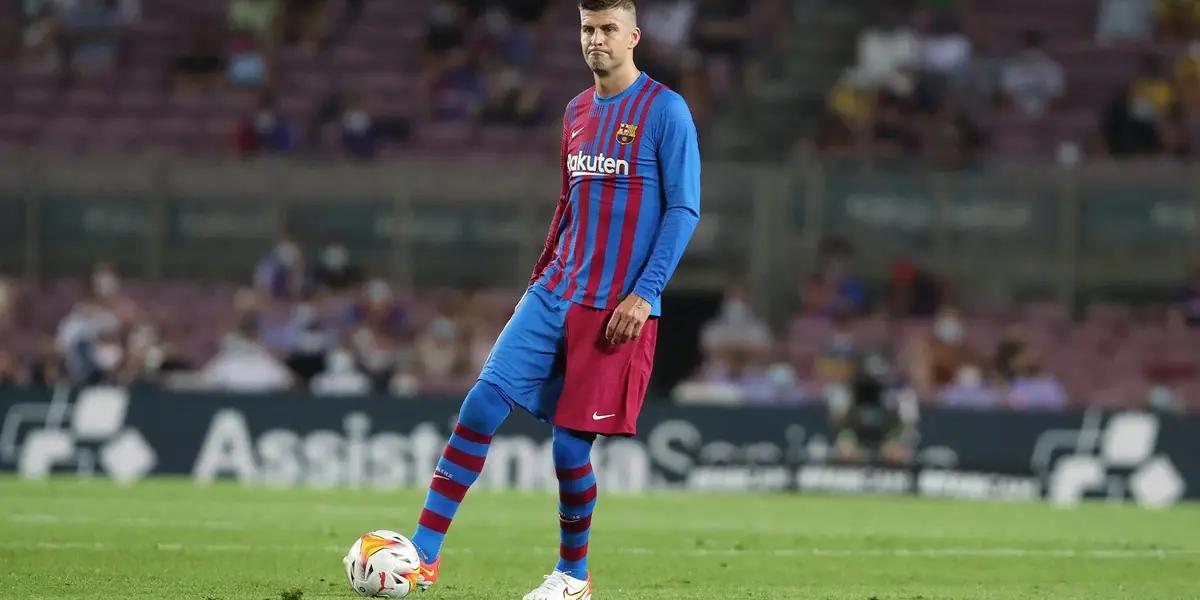 En medio de una nueva derrota y de la crisis futbolítica que sobrelleva el Barcelona, el defensor central parece totalmente desentendido del momento del equipo y le firmó una camiseta a un futbolista del Betis luego de caer derrotados.