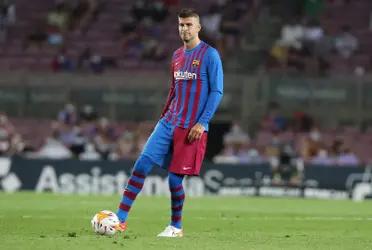 En medio de una nueva derrota y de la crisis futbolítica que sobrelleva el Barcelona, el defensor central parece totalmente desentendido del momento del equipo y le firmó una camiseta a un futbolista del Betis luego de caer derrotados.