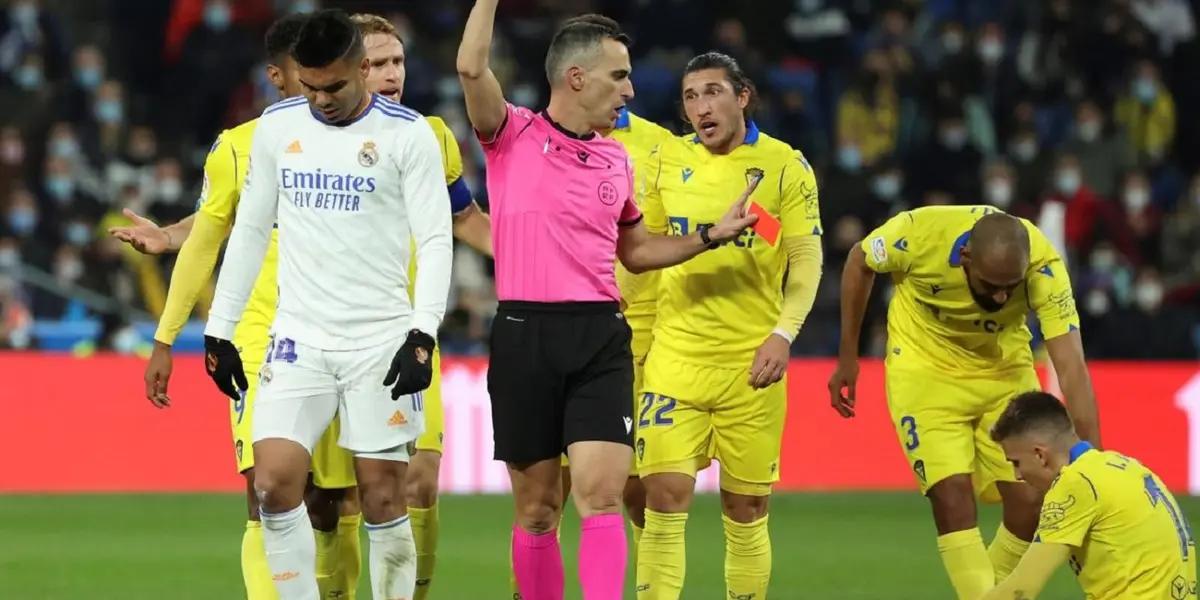 En mitad de la primera parte, Casemiro realizó una entrada en el centro del campo sobre Iván Alejo que bien le pudo costar la expulsión. Pero el árbitro solo le marcó amarilla. De la misma manera que fue beneficiado el internacional brasileño, hubo situaciones que beneficiaron a los merengues en lo que va de la actual Liga.