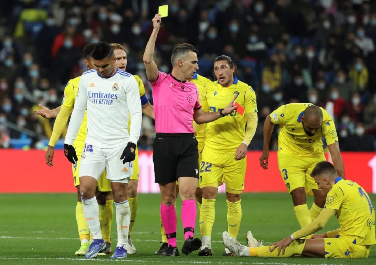 En mitad de la primera parte, Casemiro realizó una entrada en el centro del campo sobre Iván Alejo que bien le pudo costar la expulsión. Pero el árbitro solo le marcó amarilla. De la misma manera que fue beneficiado el internacional brasileño, hubo situaciones que beneficiaron a los merengues en lo que va de la actual Liga.