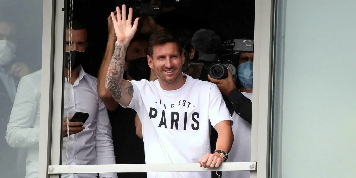 En su nueva vida en París, el exfutbolista del FC Barcelona lució un reloj Rolex cuando aterrizó en la Cuidad Luz y saludó a todos los fans que fueron a recibirlo.