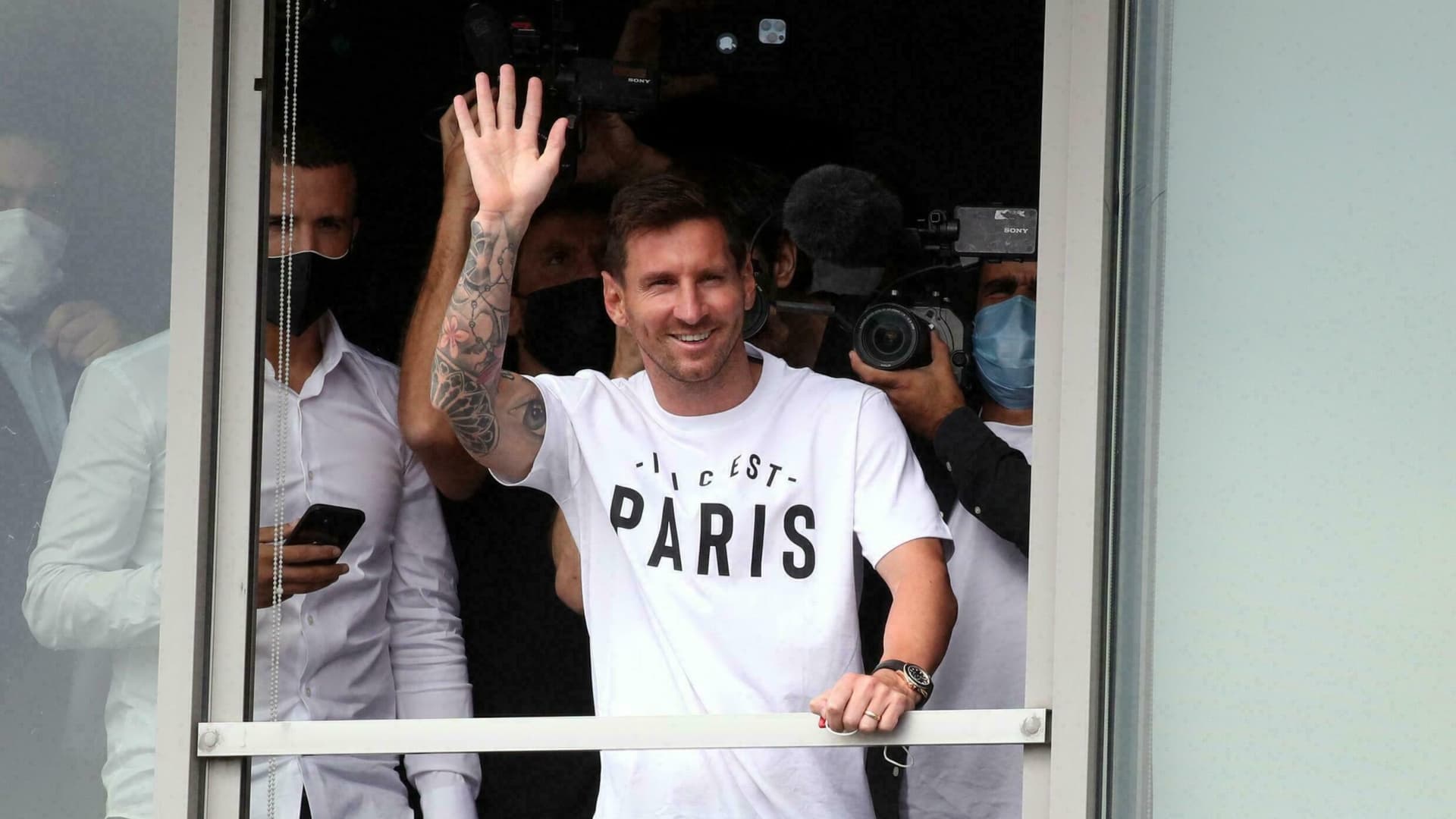 En su nueva vida en París, el exfutbolista del FC Barcelona lució un reloj Rolex cuando aterrizó en la Cuidad Luz y saludó a todos los fans que fueron a recibirlo.