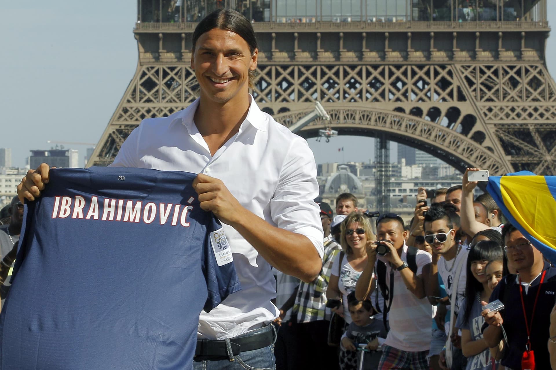 En su nuevo libro, titulado "Adrenalina, mis historias inéditas", Zlatan Ibrahimovic confiesa que se ofreció al PSG, una vez terminado su contrato con el Milán, para ser su director deportivo y reemplazar al brasileño Leonardo. El internacional sueco considera que no estaba haciendo bien su trabajo en la Ciudad Luz.