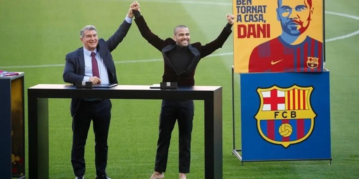 En su presentación se lo pudo ver descalzo y muy comodo caminando por el estadio. Enterate en la nota el porque de su desición.