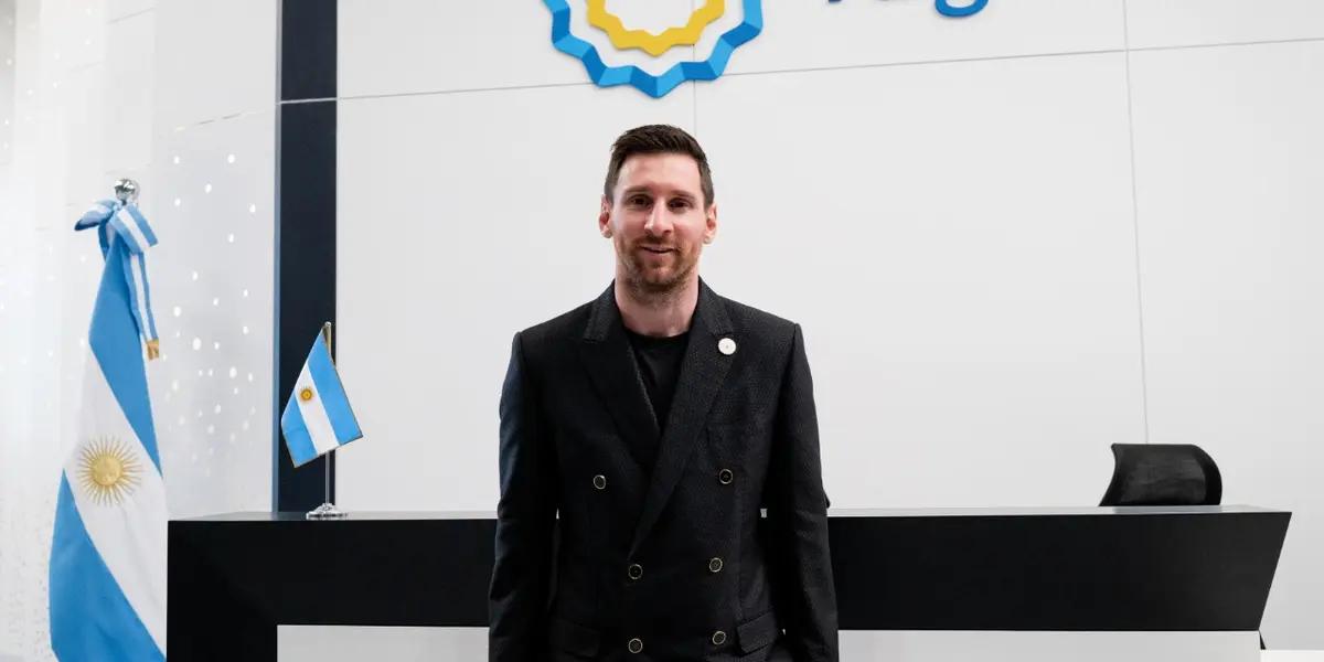 En su úktima visita a Emiratos Árabes Unidos, el astro argentino del París Saint-Germain lució un extravagante y exclusivo reloj de una de las marcas más prestigiosas del mundo. Tan exclusivo es el reloj de 600.000 euros de valor, que el único que se hizo es el que está en su muñeca.