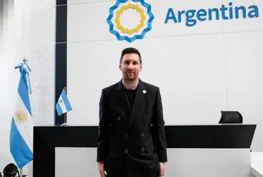 En su úktima visita a Emiratos Árabes Unidos, el astro argentino del París Saint-Germain lució un extravagante y exclusivo reloj de una de las marcas más prestigiosas del mundo. Tan exclusivo es el reloj de 600.000 euros de valor, que el único que se hizo es el que está en su muñeca.