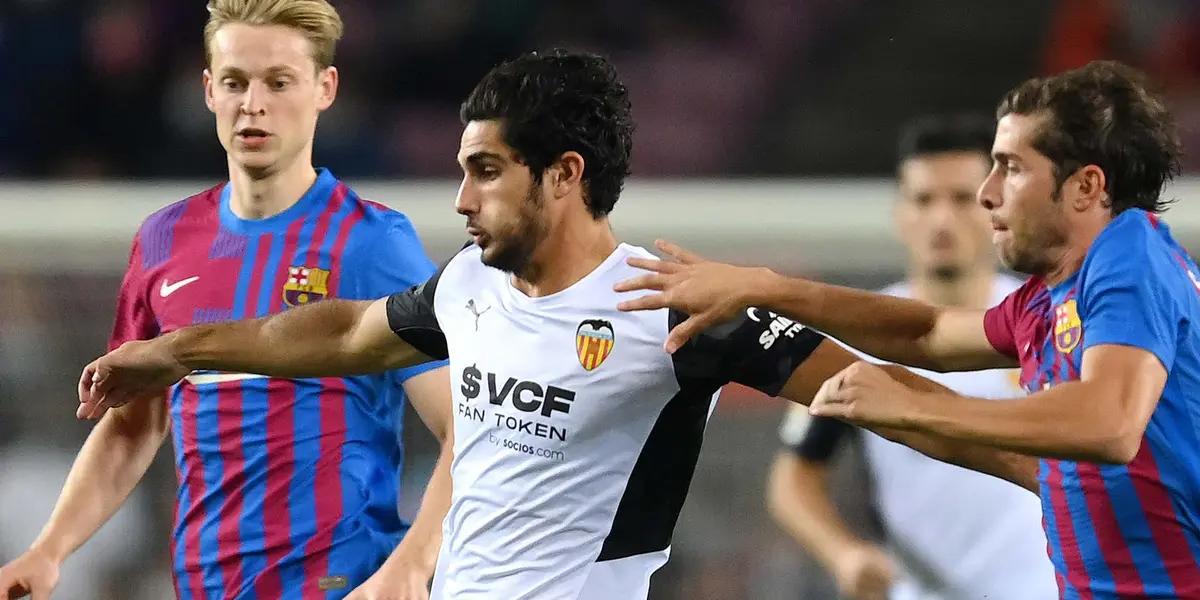 En un duelo de equipos necesitados de un triunfo para aspirar a zona de copas internacionales, el Valencia recibe al Barcelona, por la vigésimoquinta fecha del Torneo de Primera División de España.