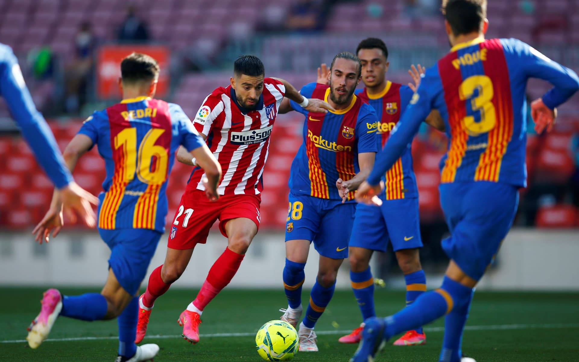 En un duelo que pone en juego el último peldaño para estar en zona de clasificación directa a la UEFA Champions League de la próxima temporada, se enfrentan el equipo de Xavi Hernández y el campeón defensor del último torneo. Los catalanes llegan con sed de revancha, mientras que los del Cholo Simeone buscan recuperar el rumbo.