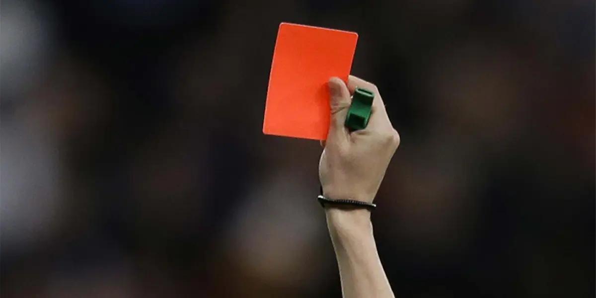 En un listado prolongado y bien detallado, éstos son los 10 futbolistas con mayor cantidad de tarjetas rojas en lo que lleva de vida el torneo de primera división de España.