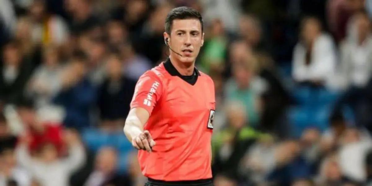 En un primer tiempo muy parejo y disputado, la figura terminó siendo el árbitro