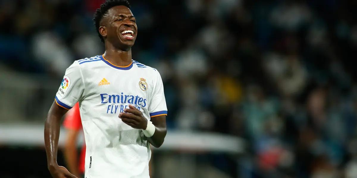 En una edición de Twich, Gerard Piqué hablando con el famoso streamer Ibai señaló que el futbolista brasileño antes de llegar a la casa blanca estuvo muy cerca de jugar en el FC Barcelona, pero por un tema salarial el jugador eligió al Real Madrid. De ahí, comenzó la incógnita de ¿Cuánto gana Vinicius Jr en el Madrid?