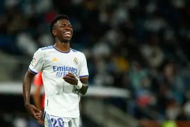 En una edición de Twich, Gerard Piqué hablando con el famoso streamer Ibai señaló que el futbolista brasileño antes de llegar a la casa blanca estuvo muy cerca de jugar en el FC Barcelona, pero por un tema salarial el jugador eligió al Real Madrid. De ahí, comenzó la incógnita de ¿Cuánto gana Vinicius Jr en el Madrid?