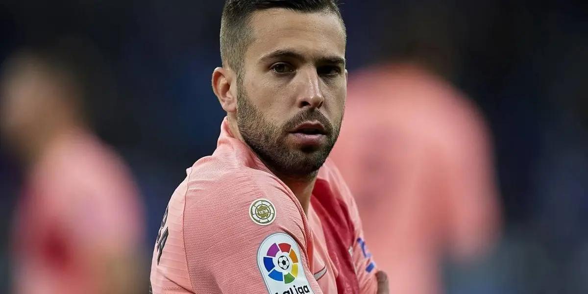 En una de las tantas promesas de campaña, uno de los precandidatos tiene listo un fichaje que competiría con Jordi Alba en Barcelona.