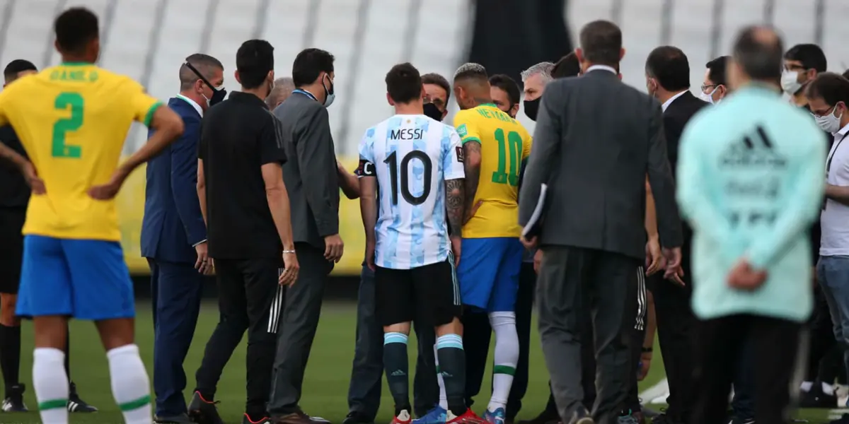 En una situación totalmente insólita, el encuentro en el que la Selección de Fútbol de Brasil recibía a su similar de Argentina se suspendió a los cinco minutos de partido por la aparición de personal sanitario local.