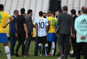 En una situación totalmente insólita, el encuentro en el que la Selección de Fútbol de Brasil recibía a su similar de Argentina se suspendió a los cinco minutos de partido por la aparición de personal sanitario local.