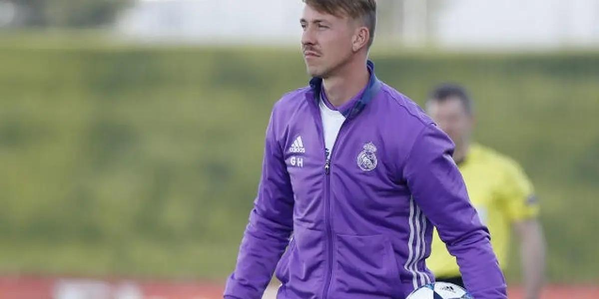 Entre Xavi Hernández, Andrea Pirlo o Ten Hag, como candidatos que estarían siendo evaluados por Joan Laporta ante la, casi inminente, salida de Ronald Koeman del banquillo azulgrana, ha aparecido un nuevo técnico en el asunto. Su ofrecimiento ha causado impacto en el FC Barcelona, pero más en el Real Madrid, pues se trata nada menos que de la leyenda blanca.