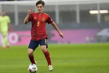 Es el joven sensación del Fc Barcelona y ya tuvo su bautismo de fuego con la Selección de fútbol de España. Muchos desde chico lo comparan con Andrés Iniesta, y hay razones de sobra para creer que en Gavi está su sucesor.