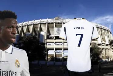 Es la gran estrella de un elenco africano, pero lo terminaron expulsando del combinado nacional por un motivo muy particular que involucra al delantero del Madrid