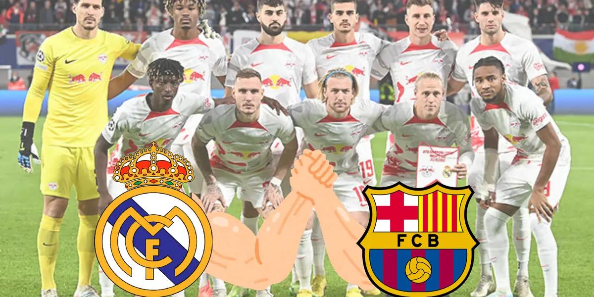 Escudos del FC Barcelona y Real Madrid pulseando. De fondo, el RB Leipzig de Dani Olmo.