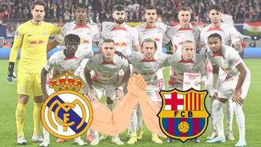 Escudos del FC Barcelona y Real Madrid pulseando. De fondo, el RB Leipzig de Dani Olmo.