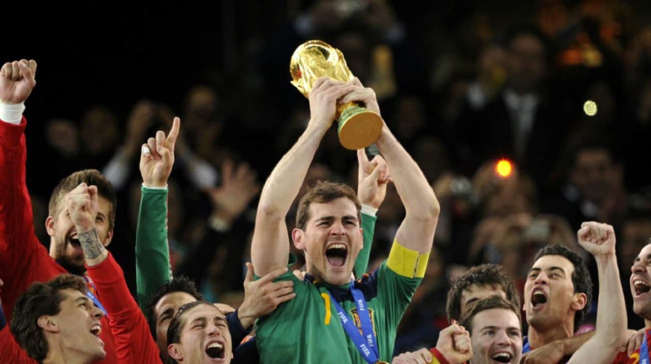 España ha tenido muchísimos arqueros de grandísima jerarquía. Zubizarreta, Cañizares, Pepe Reina, Luis Arconada, Ricardo Zamora y muchos más, pero sin lugar a dudas el mejor de todos es el gran Iker Casillas.