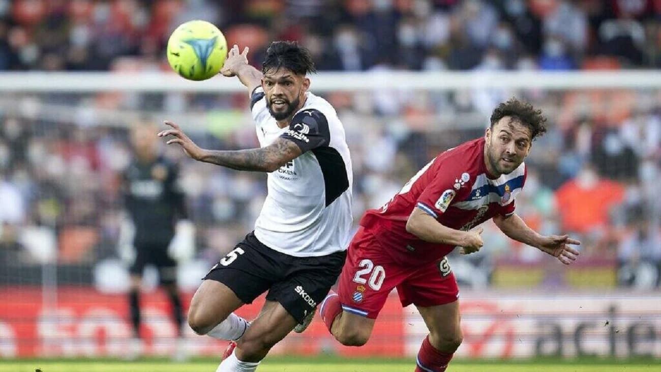 Espanyol y Valencia abrirán la fecha 37 de La Liga el sábado 14 de mayo a las 18:30 horas. Ambos equipos están fuera de peligro con el descenso pero tampoco juegan por el ingreso a copas europeas por lo que será un encuentro solo para completar el calendario. El partido podrá verse a través de Movistar LaLiga.