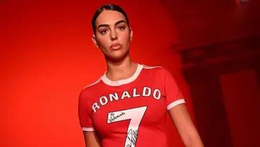Esto cuesta la camiseta de CR7 con la que desfiló Georgina Rodríguez en París