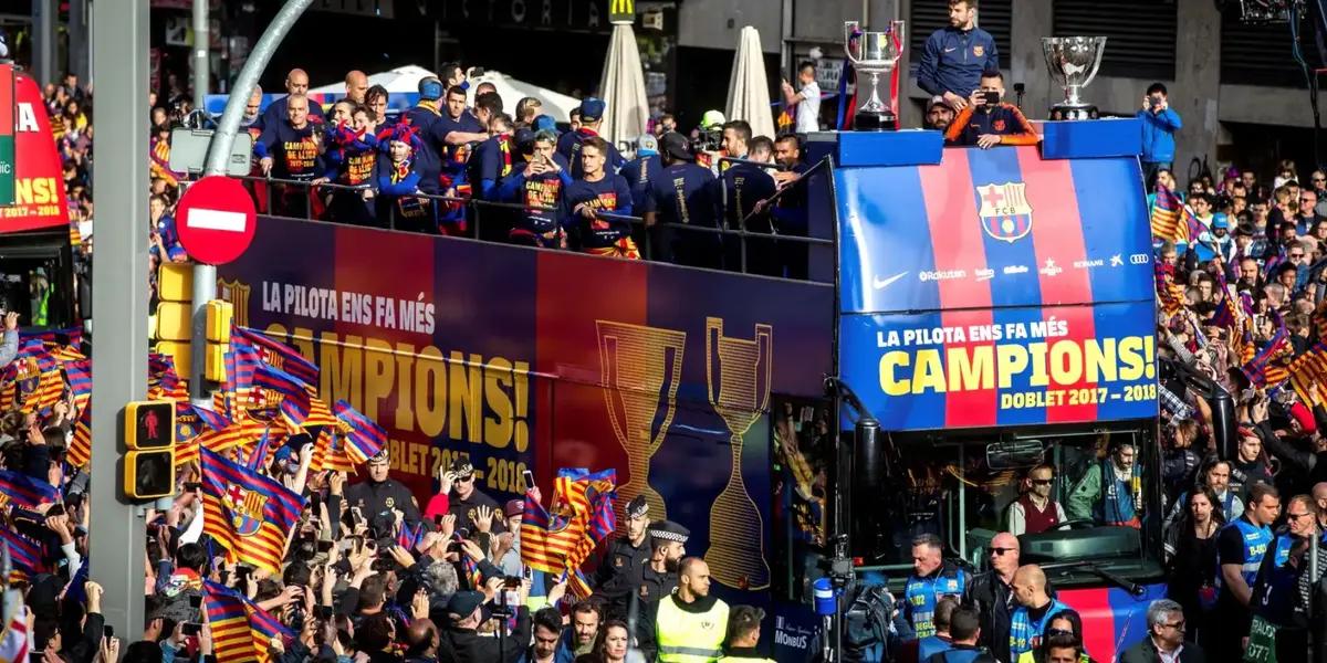 FC Barcelona festejando su título en el bus, por las calles de la ciudad