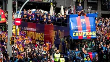 FC Barcelona festejando su título en el bus, por las calles de la ciudad