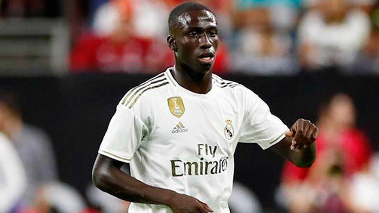 Ferland Mendy conduce un Ferrari SF90 Stradale, un superdeportivo híbrido valorado en casi medio millón de euros. Aunque según indicaron sus amistades este fue personalizado y cotiza al rededor del millón de euros