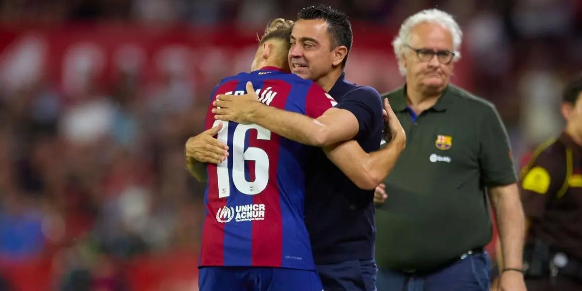 Fermín López fue a abrazar a Xavi luego de marcar su gol.