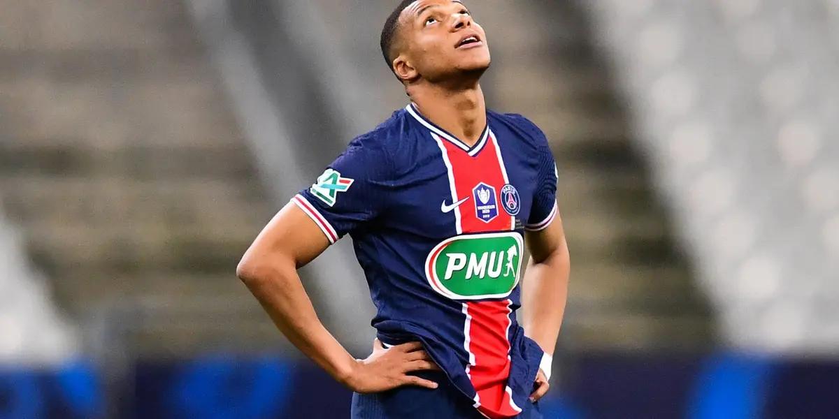 Florentino Pérez elevó su oferta por el delantero, pero el PSG no se dio por enterado. Finalmente el Real Madrid se quedó sin su estrella, pero lo más impresionante es que el club parisino no la rechazó, ya que nunca respondió a la oferta del club blanco.