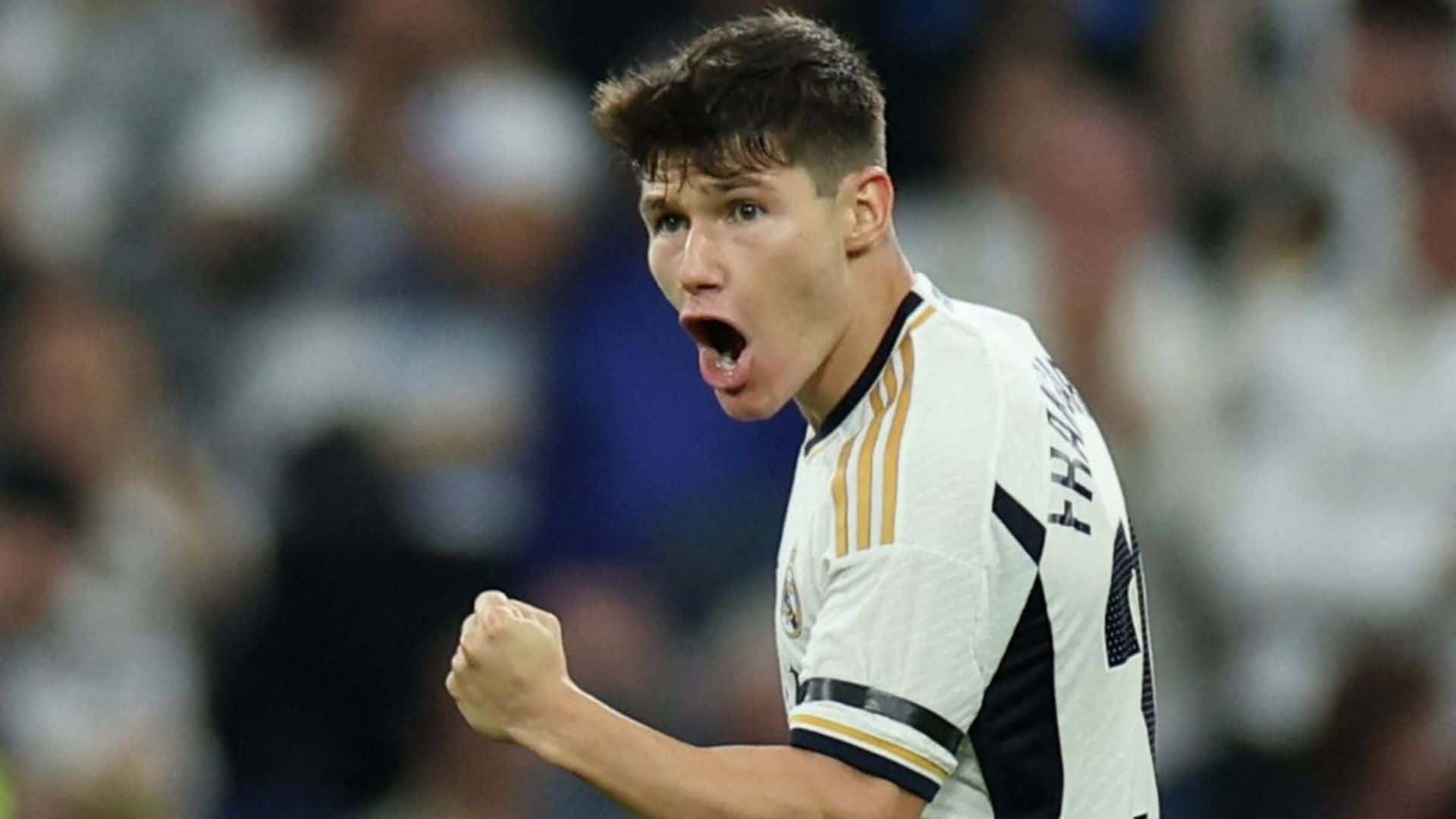 Fran García festejando con la camiseta del Madrid.