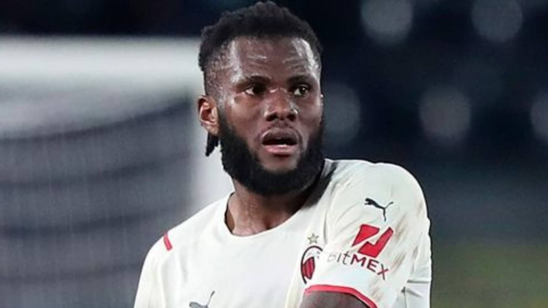 Frank Kessié, centrocampista marfileño jugador del AC Milán de Italia de 25 años firmó su pase al Fútbol Club Barcelona.