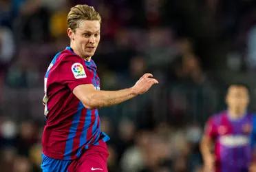 Frenkie De Jong, es uno de los protagonistas de este mercado de fichajes. El centrocampista holandés, uno de los fichajes más ilusionantes de la última temporada, el Paris Saint Germain y el Manchester United estarían dispuestos a invertir 80 millones de euros por De Jong.