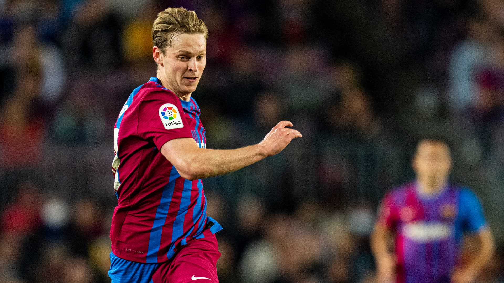 Frenkie De Jong, es uno de los protagonistas de este mercado de fichajes. El centrocampista holandés, uno de los fichajes más ilusionantes de la última temporada, el Paris Saint Germain y el Manchester United estarían dispuestos a invertir 80 millones de euros por De Jong.
