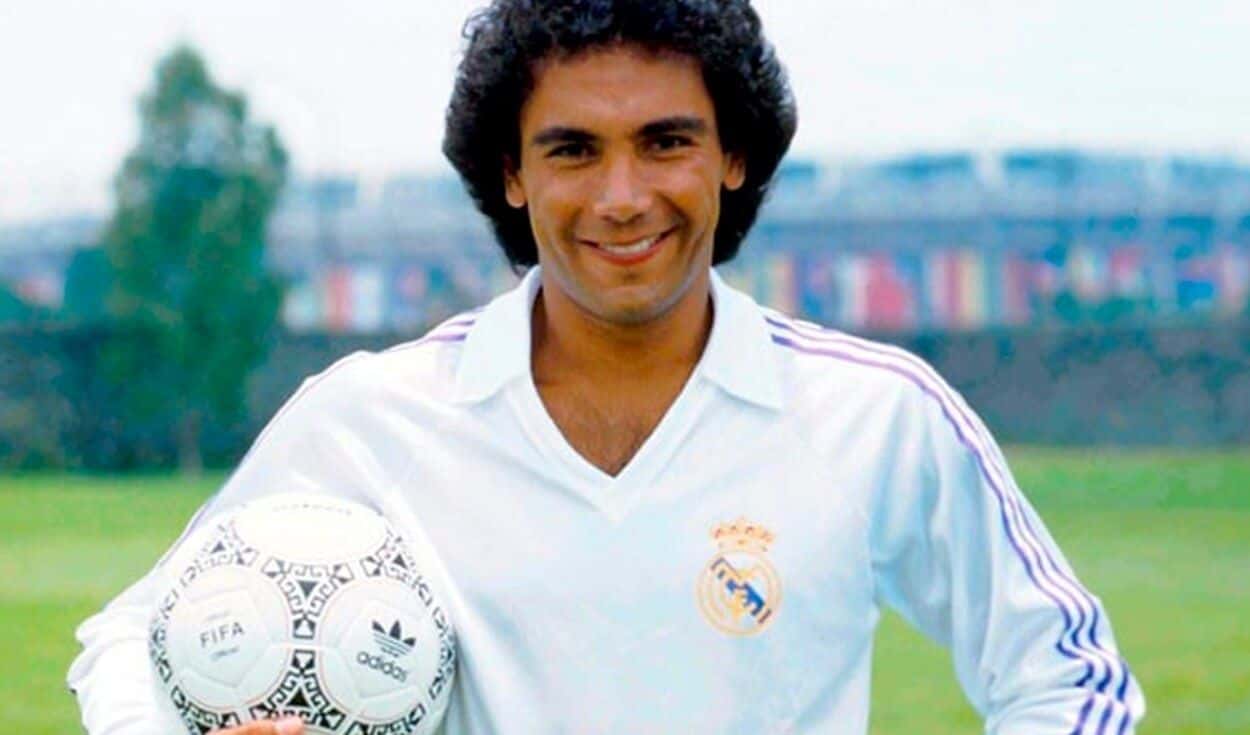 Fue leyenda en el Real, pero también tuvo un pasado en el colchonero. A esto dedica su vida ahora Hugo Sánchez.