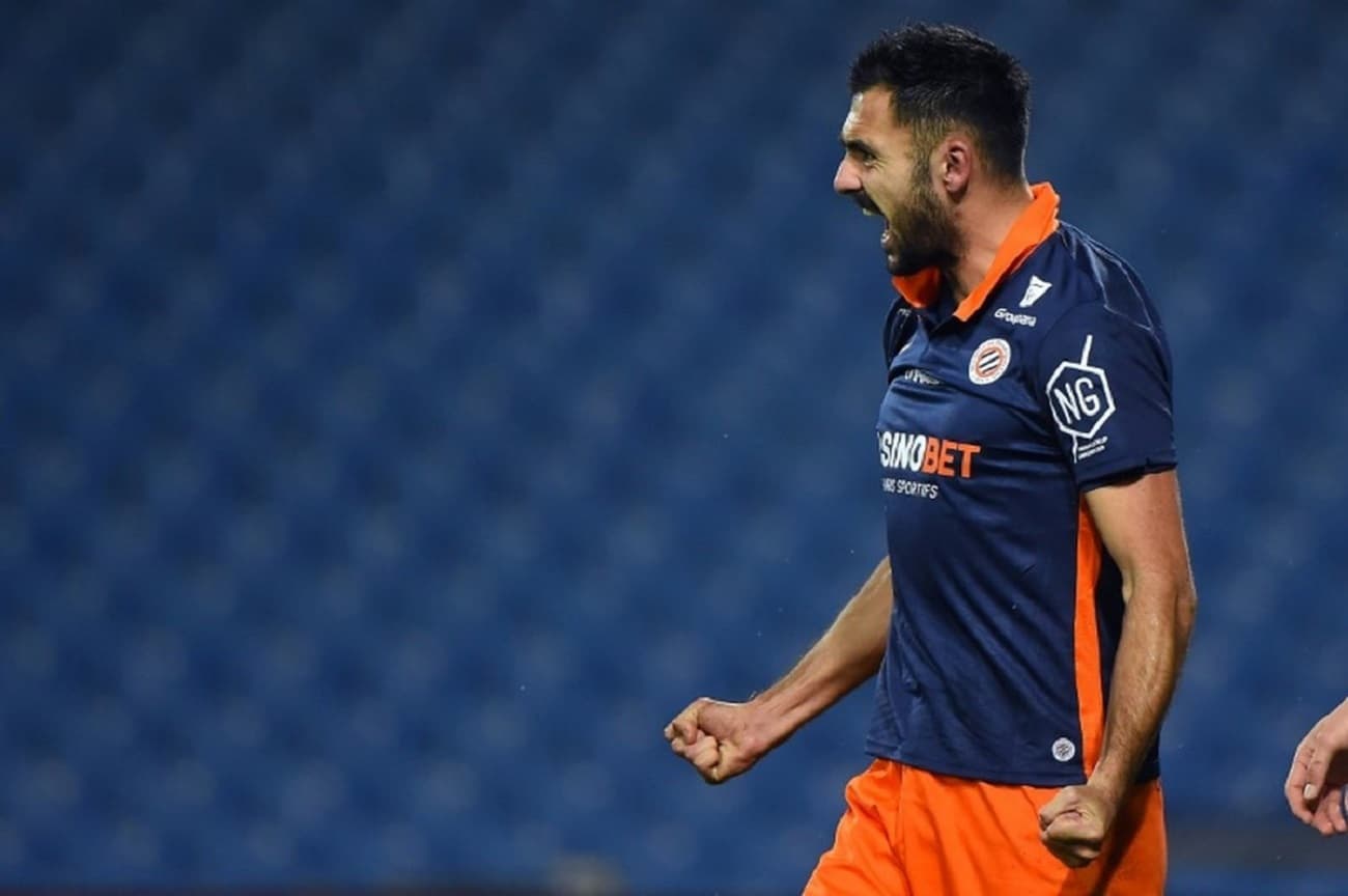 Gaetan Laborde es un delantero centro de 27 años que juega actualmente milita en el Stade Renneais Football Club. El jugador francés sería buscado por el Real Madrid para ser alternativa a Karim Benzema, su valor en Transfermarkt es de 18 millones de euros.