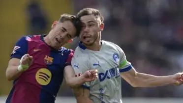 Gavi tuvo que pedir el cambio tras el encontronazo con Conechny, quien también abandonó el campo por riesgo de lesión