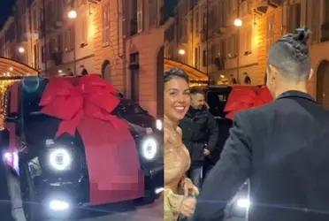 Georgina Rodríguez impactó al mundo con el regalo de Cristiano Ronaldo. La modelo latinoamericana mostró el extravagante regalo que tenía preparado para su pareja. Se trata de un todo terreno Mercedes AMG G 63 de más de 500cv que la novia del luso mostró en las redes y se hizo viral.