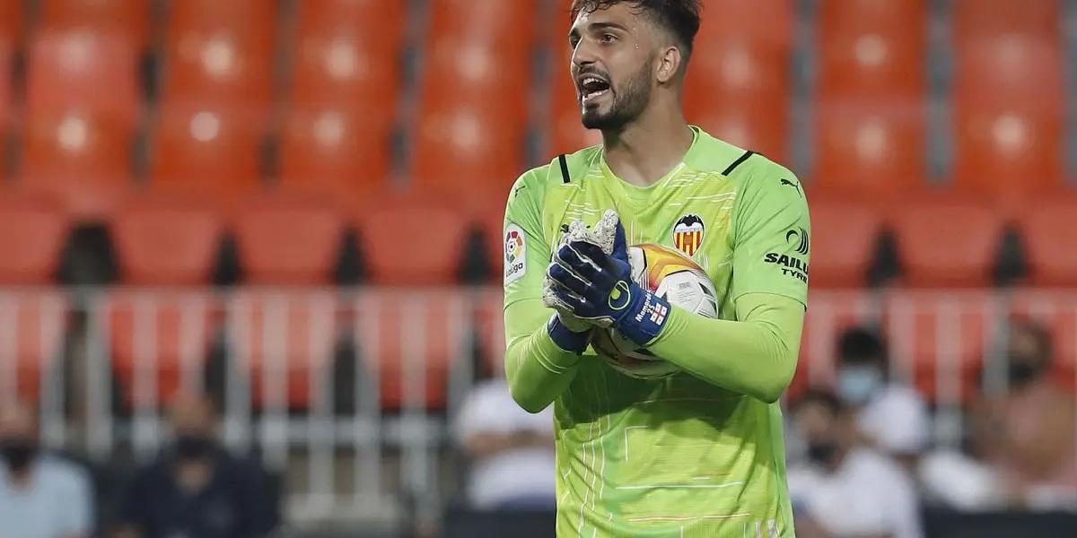 Giorgi Mamardashvili dejó de ser promesa para convertirse en realidad en la portería del Valencia. A continuación, los motivos del blindaje del arquero y la extensión de su contrato.