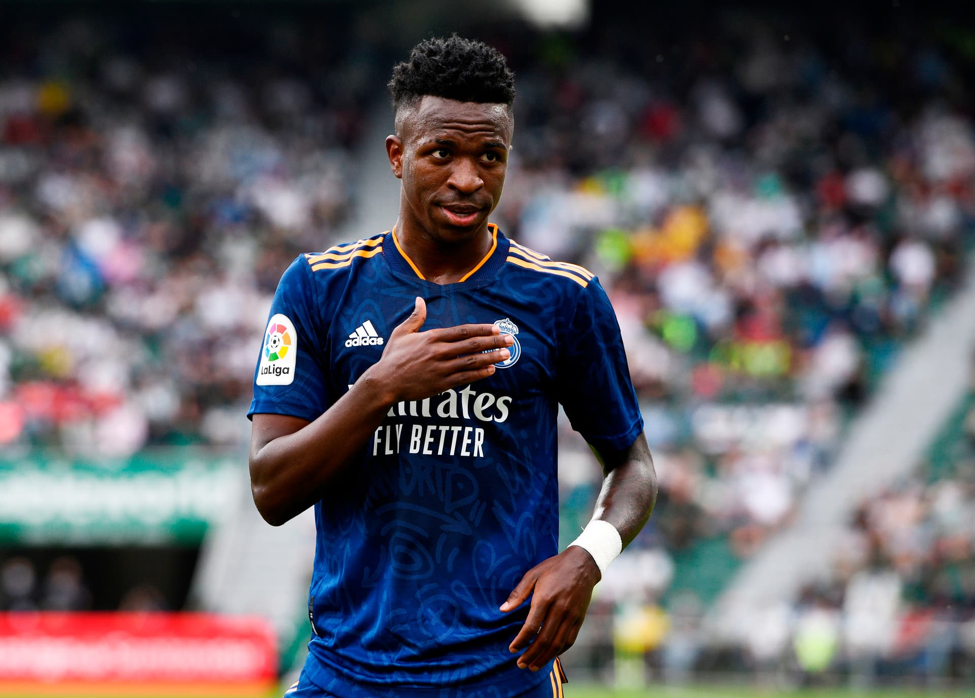 Gracias a su talento y personalidad, una de las promesas más grandes del fútbol mundial sigue demostrando día a día que a pesar de los obstaculos que la vida le pone a uno, con esfuerzo y trabajo nada es imposible. Sufriendo una infancia bastante dura, en esta nota analizaremos el pasado y presente de la estrella merengue, desde sus duros inicios hasta llegar al club de sus amores.