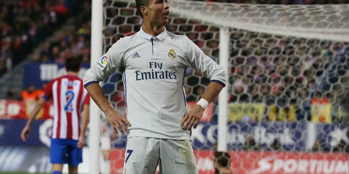Habría sido extraño ver a Cristiano Ronaldo, uno de los jugadores que más animadversión provoca en la hinchada del Atlético de Madrid, vestido de rojiblanco. Lo cierto es que el club colchonero, antes de que el luso llegue al United estuvo muy cerca de contratarlo.