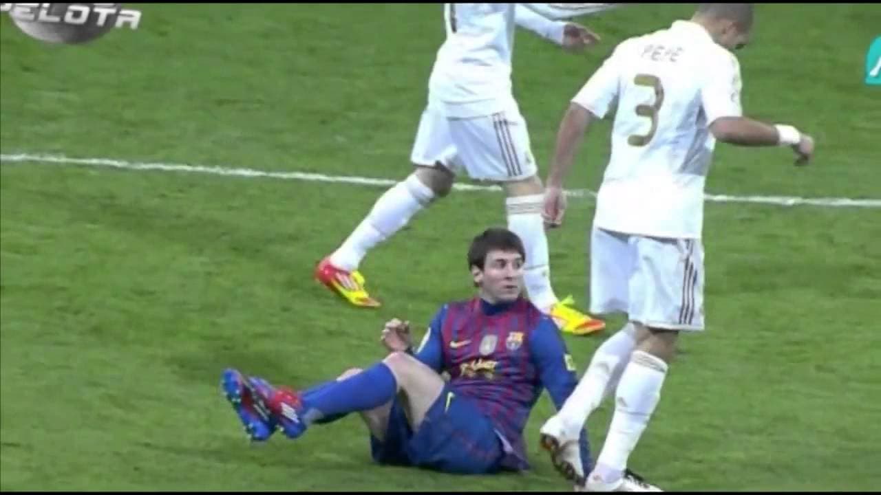 Hace 10 años, Pepe agredia a Messi con el partido fuera de juego y la pulga sentado en el cesped de la cancha.
