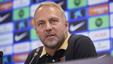 Hansi Flick estaba en medio de la rueda de prensa cuando le llegó un mensaje importante a su reloj inteligente