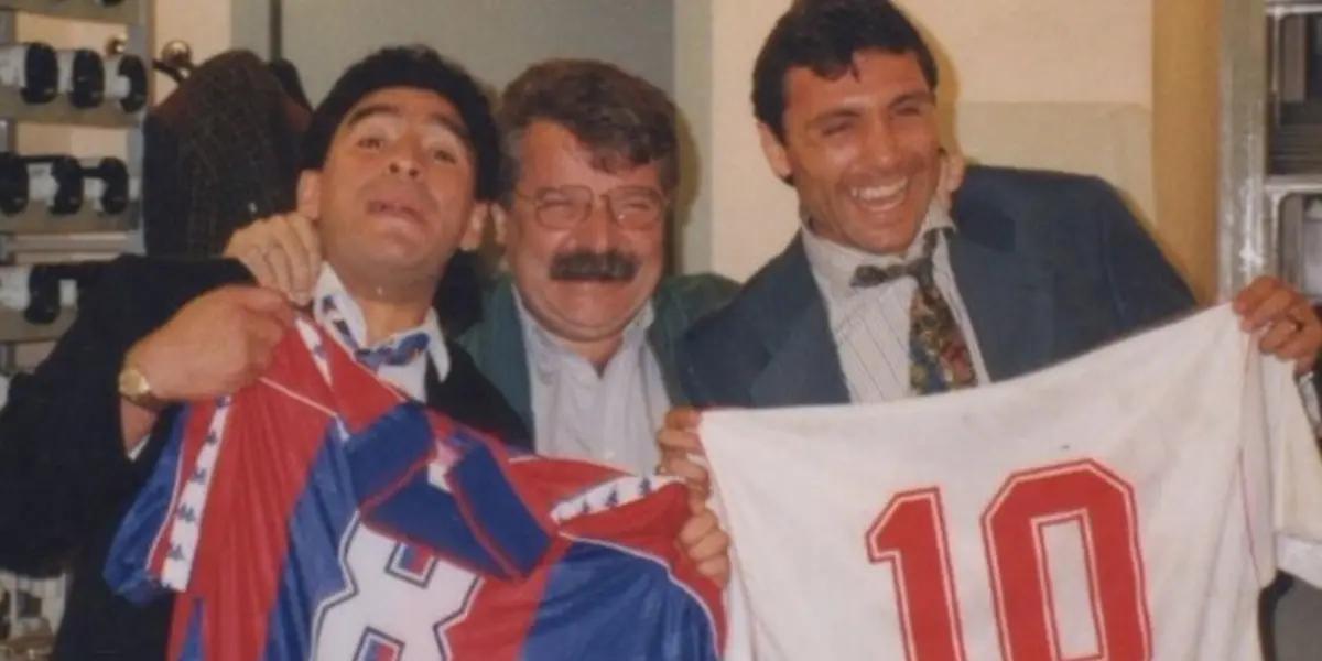 Hristo Stoichkov con Diego Maradona y las camiseta de FC Barcelona y Sevilla