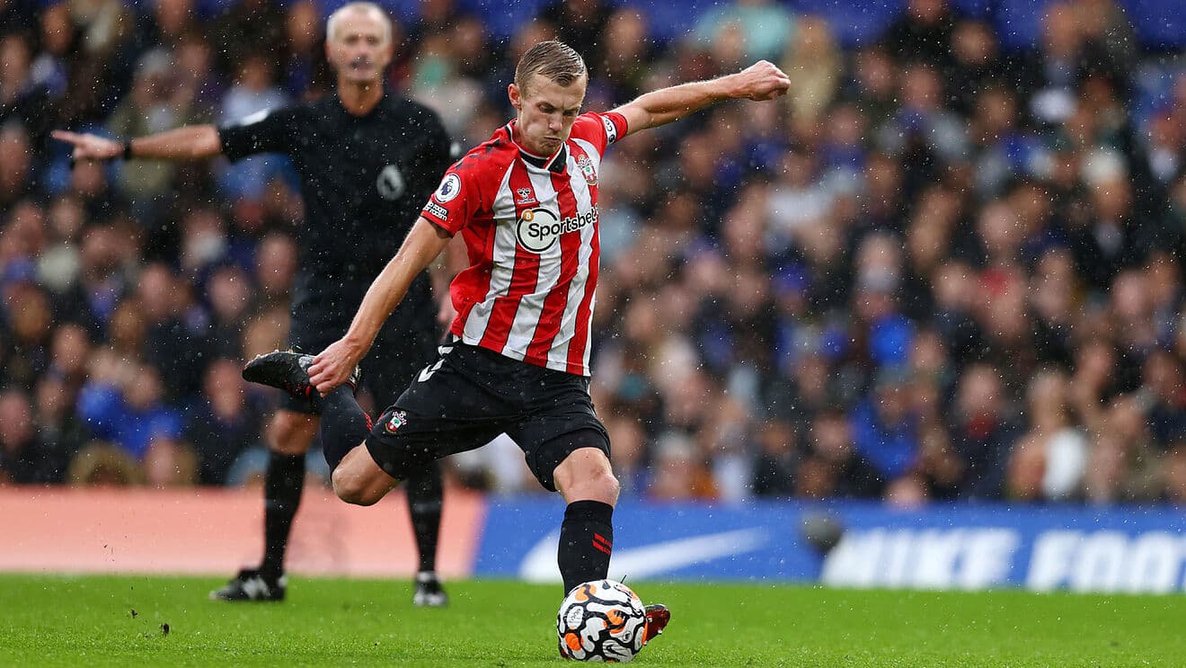 James Ward-Prows, el medio del Southampton ha anotado 12 goles de libre directo en su carrera en la Liga inglesa. el "mejor lanzador de faltas" según Guardiola, va por los 18 por el ex del United y del Real Madrid.