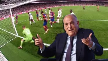 Javier Tebas, presidente de LaLiga. De fondo, el gol fantasma que todo FC Barcelona reclama.