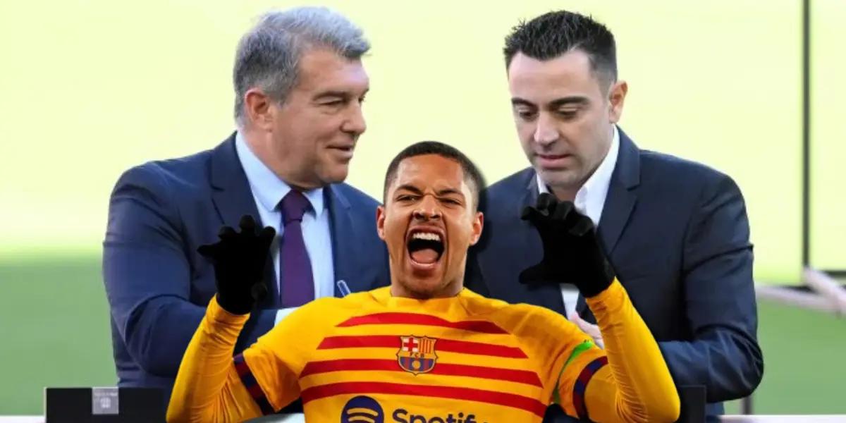 Joan Laporta con Xavi Hernández y Vítor Roque, del FC Barcelona